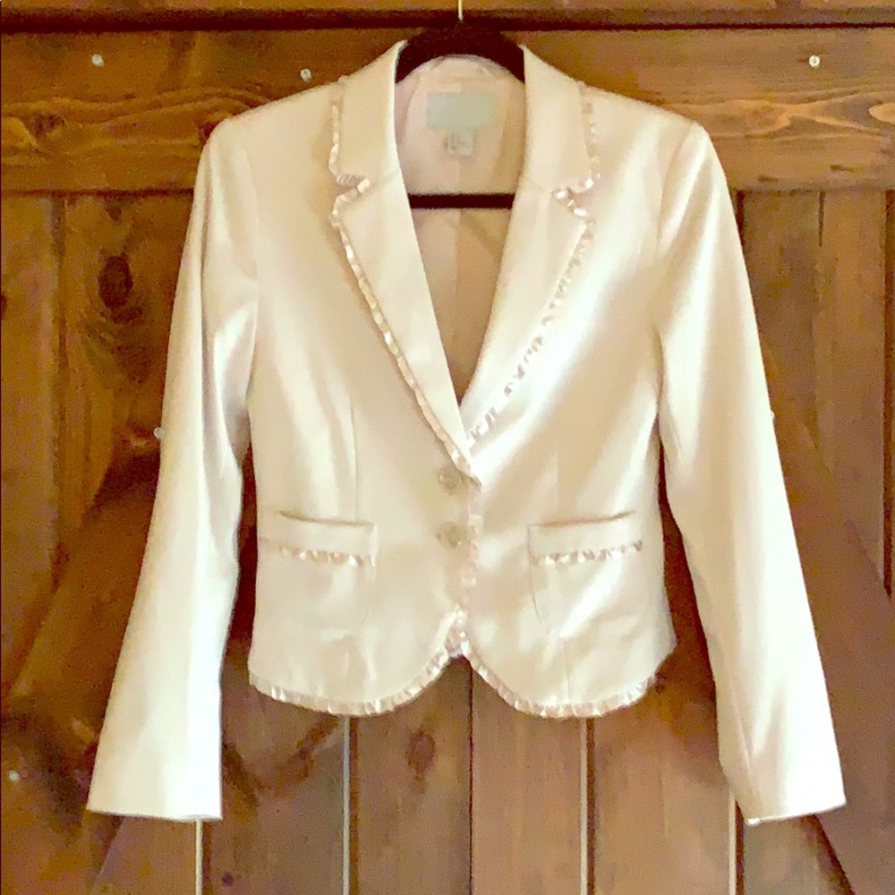 H&M cream fitted blazer w/ruffle detail.